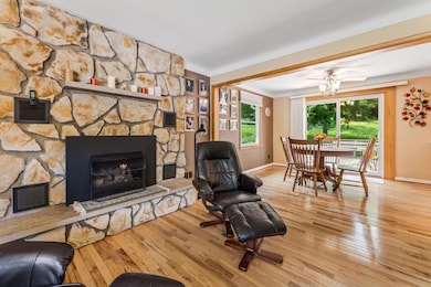 n2092 Irish Ct LV & Dining RM