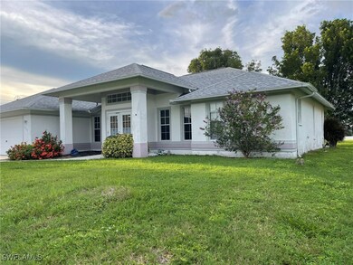 View of front facade featuring a front lawn and a