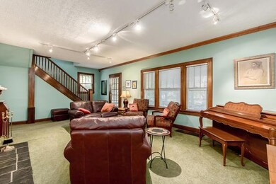Living Room 21'5' x 14'11'