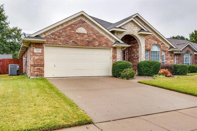 320 Chantilly Ct, Hurst, TX 76054 - photo 2