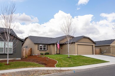 3132 SW Deschutes Ave, Redmond, OR 97756 - photo 2