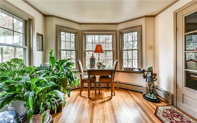 Light and bright entrance with a beautiful bay win