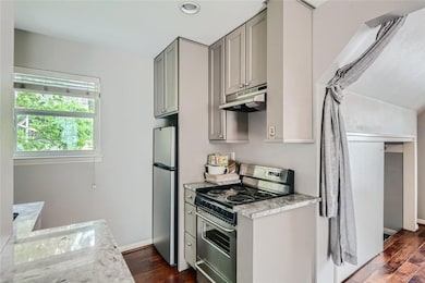 Kitchen with appliances with stainless steel fini