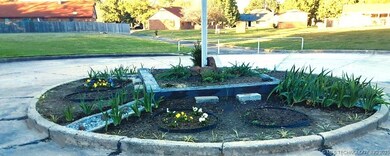 Landscaped Center Island around street light, bloo
