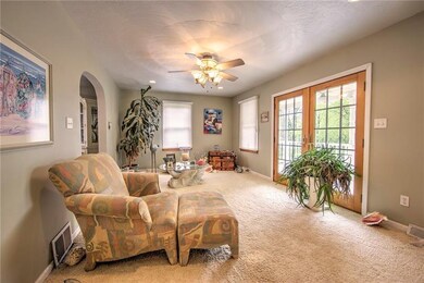 SPACIOUS LIVING ROOM WITH CEILING FAN AND ACCES TO