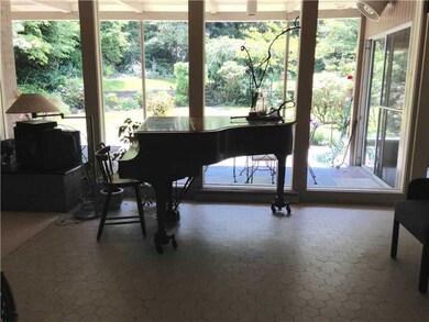 Living Room. WALL OF WINDOWS