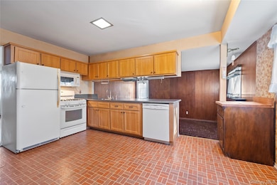 696 Bohemia Pkwy, Sayville, NY 11782 - photo 2