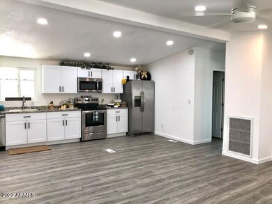 KITCHEN SHAKER CABINETRY STAINLESS APPLI