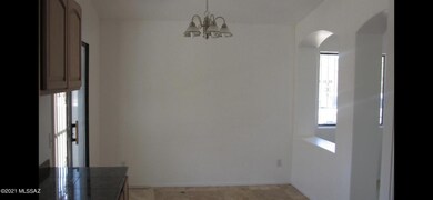 1661 W Thorne Dining area