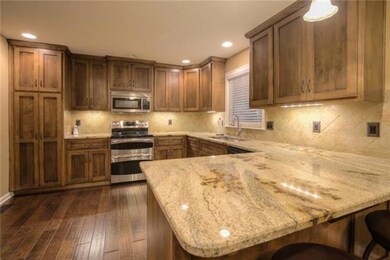 S/S appliances & loads of counter top space