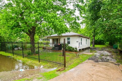 744 Lovers Ln, Houston, TX 77091 - photo 2