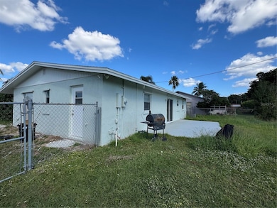 1748 SE Monroe St, Stuart, FL 34997 - photo 4
