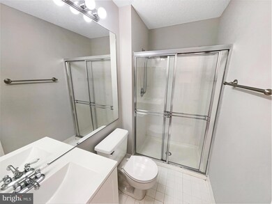 12014 Golf Ridge Ct unit 201, Fairfax, VA 22033 - photo 4