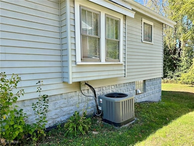 349 E Hopocan Ave, Barberton, OH 44203 - photo 4