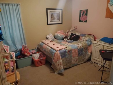 812 S Taft Ave, Okmulgee, OK 74447 - photo 5