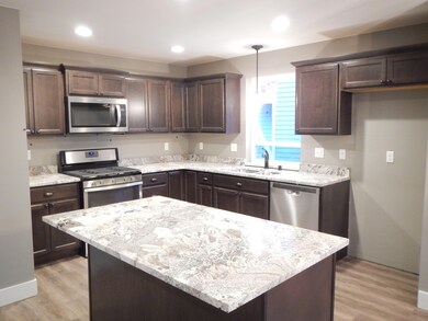 Kitchen w/Eat-in Isalnd