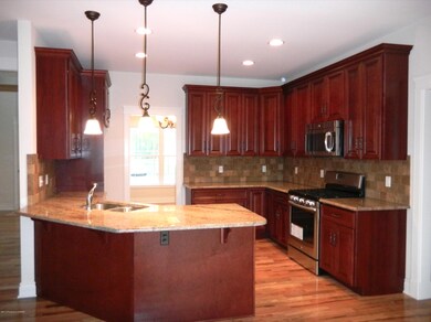 Kitchen W/ Granite