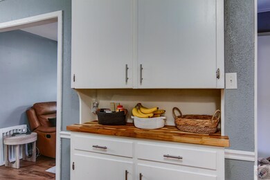 210 W Pioneer St, Wake Village, TX 75501 - photo 6