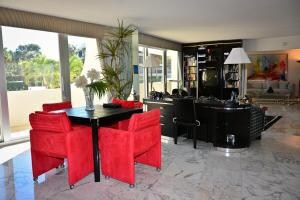 Family Room/Dining Area