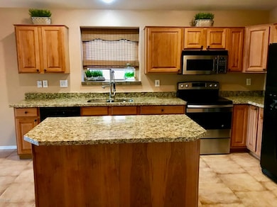 Kitchen w/granit countertops