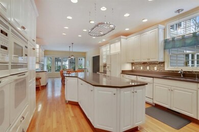 04_18360ForestBeach_177001_Kitchen_LowRe
