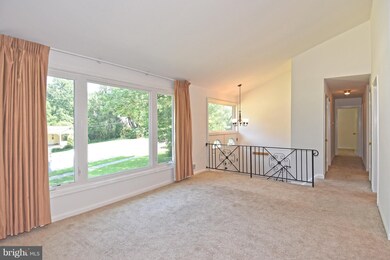 8205 Springfield Village Dr, Springfield, VA 22152 - photo 6