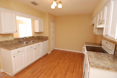 5719 Ellis Trace Dr, Jacksonville, FL 32205 - photo 4