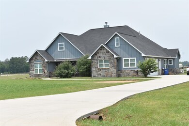 CRAFTSMAN'S STYLE WITH ACCESS TO THE AIR STRIP