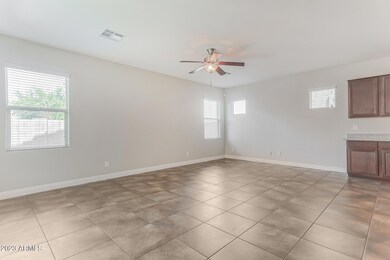 003-photo-living-room-13043363