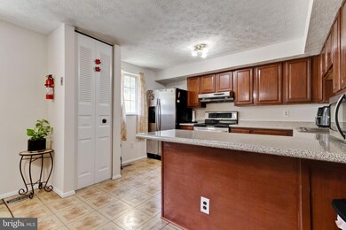 8168 Willowdale Ct, Springfield, VA 22153 - photo 7