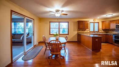 1911 E 48th Ct, Davenport, IA 52807 - photo 4