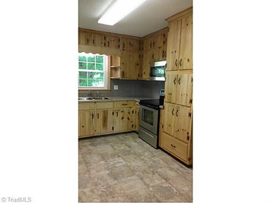 1821 Oak Dr, Asheboro, NC 27205 - photo 3