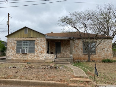 506 W Burbank St, Fredericksburg, TX 78624 - photo 2