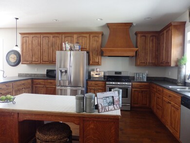 Kitchen with Beautiful Cabinetry<|>Publi