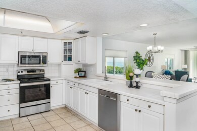 LARGE AND BRIGHT KITCHEN