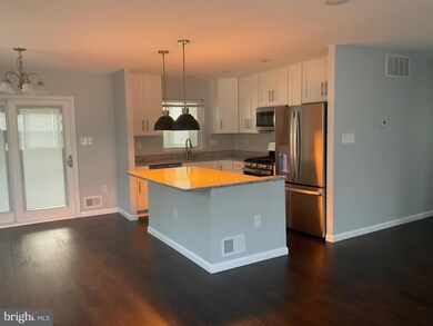 402 Fawncrest Ct, Capitol Heights, MD 20743 - photo 4