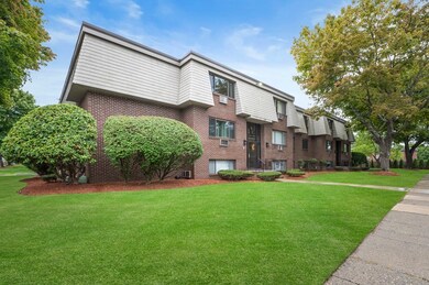 9 Hallmark Gardens unit 2, Burlington, MA 01803 - photo 4