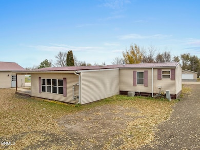 3207 9th Ave E, Williston, ND 58801 - photo 6