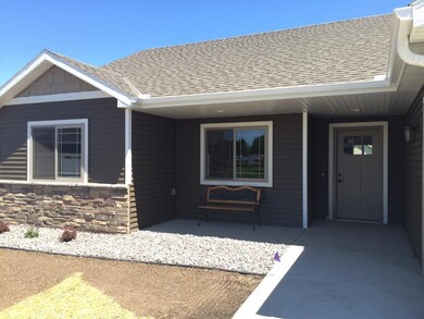 Nice curb appeal, covered front entry/porch.