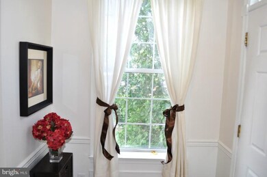 1738 Kingsgate Ct, Alexandria, VA 22302 - photo 2