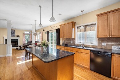 Kitchen w/ eat-in island