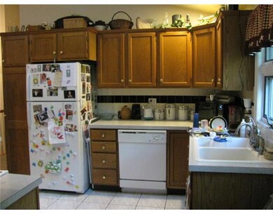 Kitchen. Fully applianced oak kitchen has cathedra
