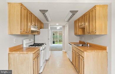 2055 Mayflower Dr, Woodbridge, VA 22192 - photo 6