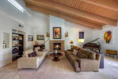 004_Living Room