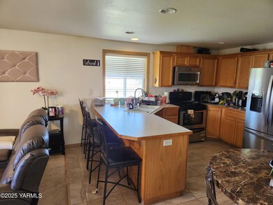 207 Clemans Ave, Moxee, WA 98936 - photo 5