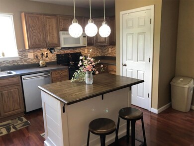 Island w Stools Full Pantry Custom Cabs