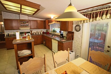 7) Breakfast Area