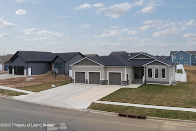 2202 Wahl St, Dickinson, ND 58601 - photo 2