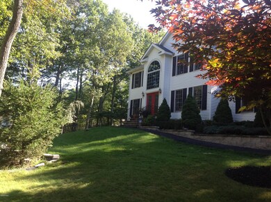 144 Arbutus Ln, Milford, PA 18337 - photo 2