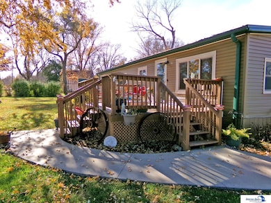423 Grove St, Beatrice, NE 68310 - photo 2